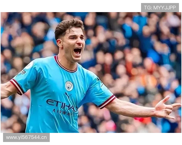 阿尔瓦雷斯一身随意出门，手上的表贵得像在暗示：你进不去那层生活