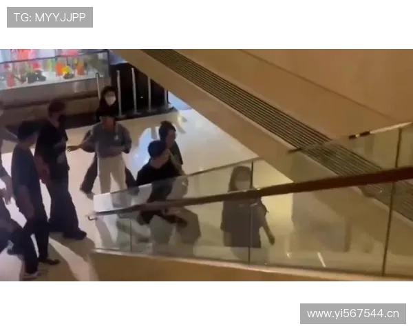 萨卡买豪车当街开，路人以为明星出门遛弯呢！